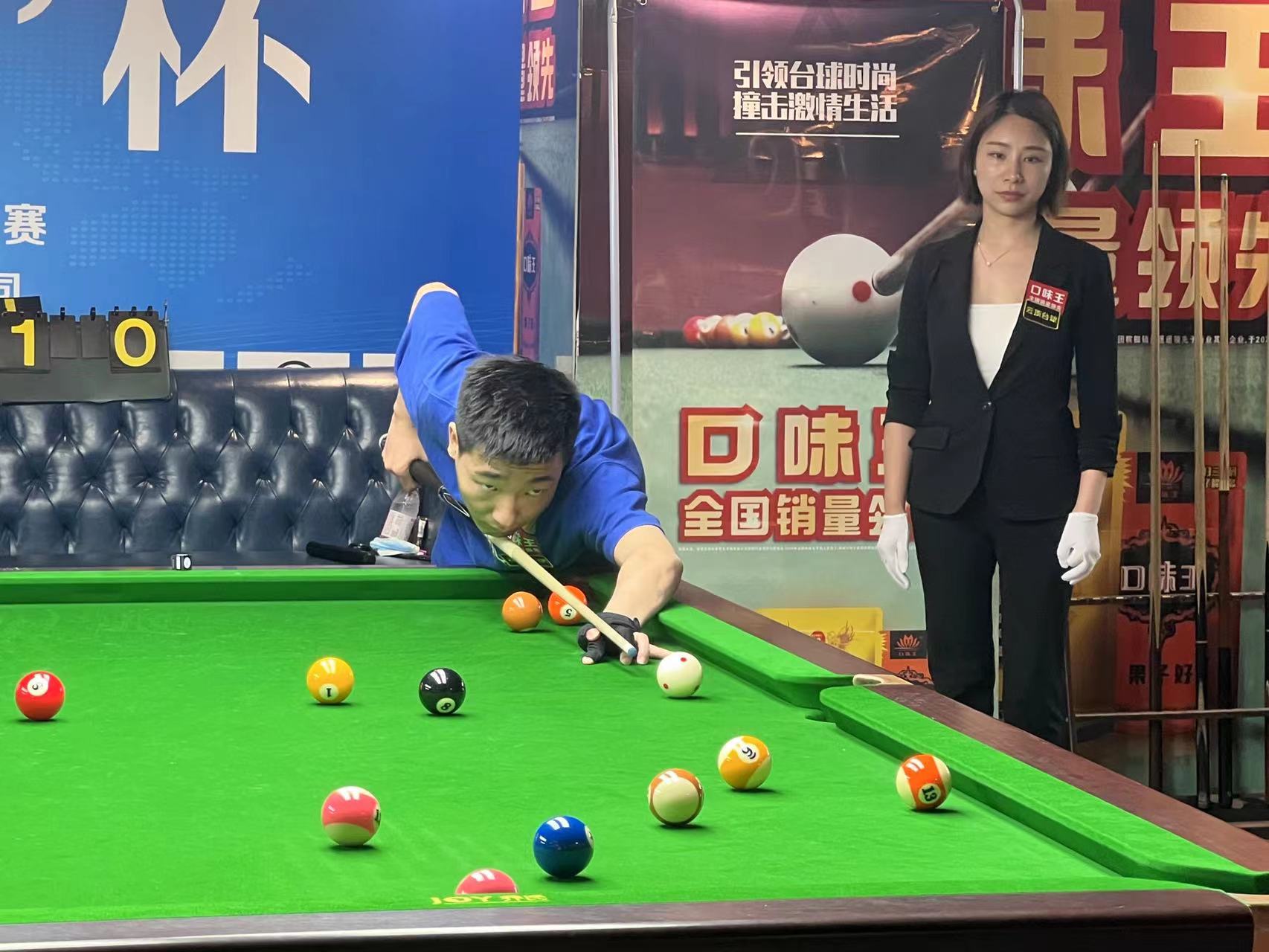 她在场上展 她在场上展